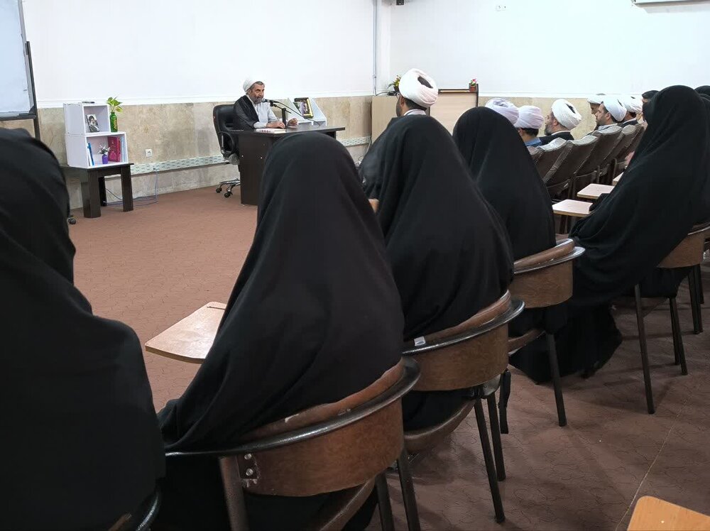 بانوان طلبه با کسب مهارتهای لازم خود را برای مسئولیتهای بزرگ آماده کنند