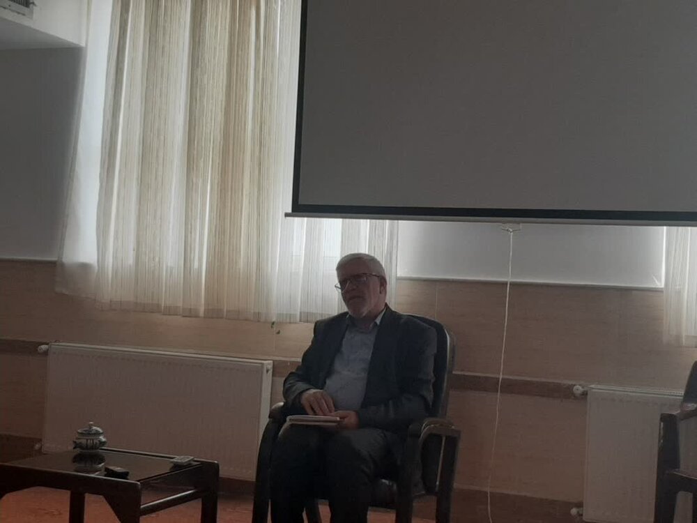 با آگاهی و بصیرت باید در برابر توطئههای دشمنان ایستادگی کرد