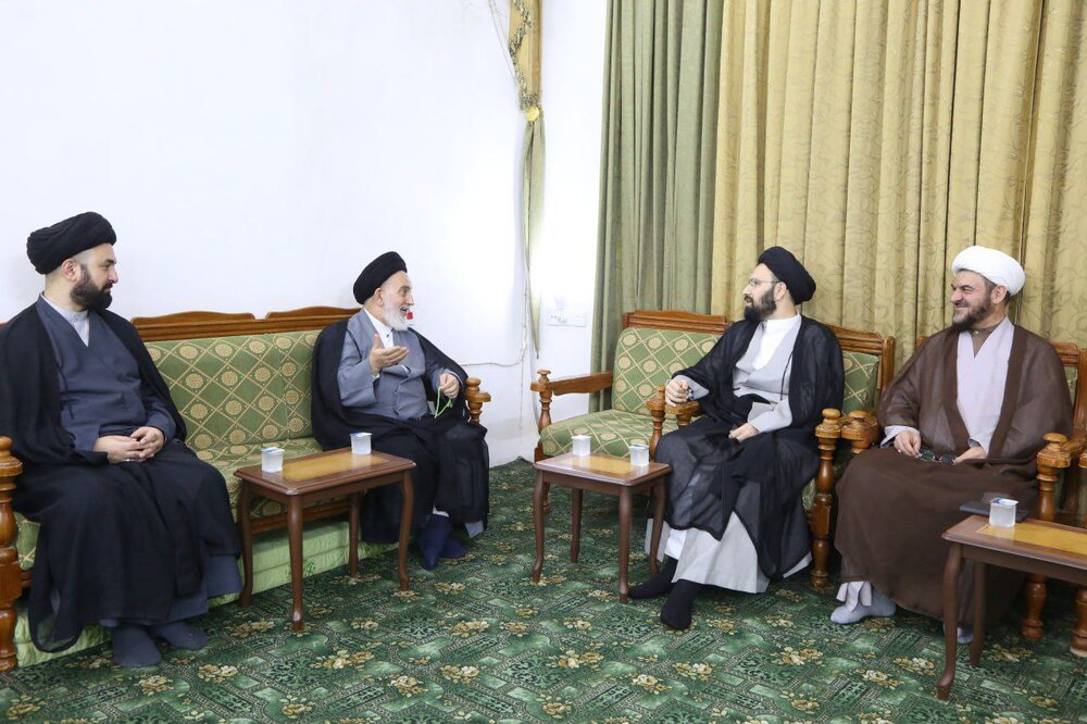 السيد علي الخميني يزور إمام جمعة النجف الأشرف للاطمئنان على صحته