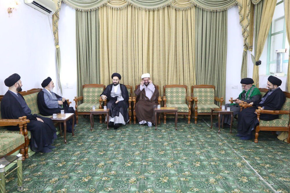 السيد علي الخميني يزور إمام جمعة النجف الأشرف للاطمئنان على صحته