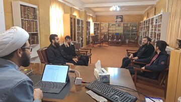 تصاویر/ بازدید طلاب مدرسه علمیه امام خمینی (ره) خوی از کتابخانه نسخه خطی آیه الله نمازی