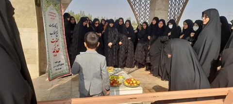 تصاویر/گلباران مزار شهدا توسط طلاب مدرسه علمیه فاطمه الزهرا (س)ساوه