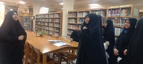 تصاویر/بازدید طلاب بسیجی مدرسه علمیه فاطمیه محلات از کتابخانه آستان قدس رضوی