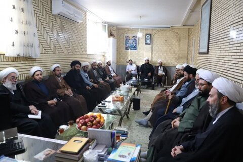 تصاویر/جلسه حجت الاسلام والمسلمین فرخ فال با مدیر کادر و اساتید مدرسه علمیه امام صادق (ع) بیجار