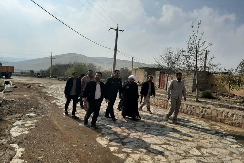 غبارروبی گلزار شهدای روستای قمشه شهرستان کرمانشاه به مناسبت هفته بسیج