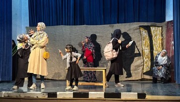 تصاویر/ اجرای تئاتر ایست‌گاه به مناسبت هفته بسیج در کاشان