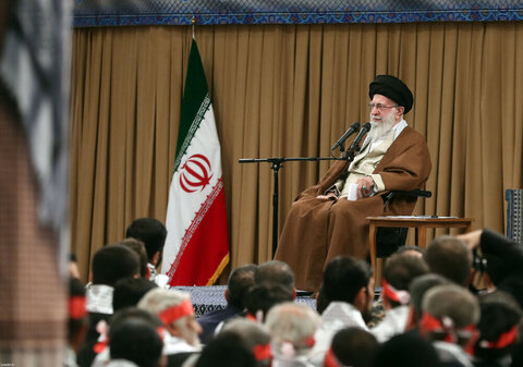 Photos/Des milliers de membres du Basij rencontrant le guide suprême de la révolution