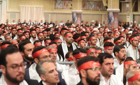 Photos/Des milliers de membres du Basij rencontrant le guide suprême de la révolution