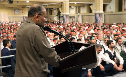 Photos/Des milliers de membres du Basij rencontrant le guide suprême de la révolution