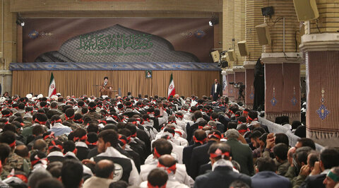 Photos/Des milliers de membres du Basij rencontrant le guide suprême de la révolution