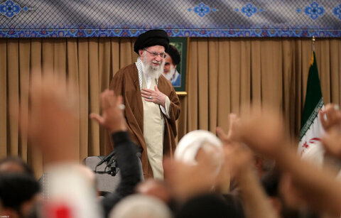 Photos/Des milliers de membres du Basij rencontrant le guide suprême de la révolution