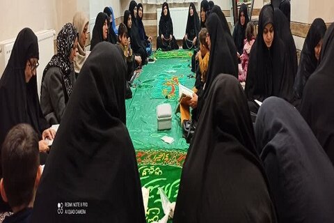 مراسم عزای ام ابیها(س)، با حضور زنان خانه دار هرسینی، در مدرسه علمیه حضرت زینب کبری(س) شهرستان هرسین