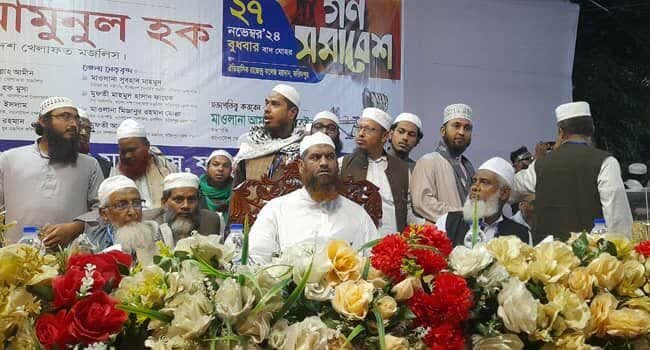 সাম্প্রদায়িক উস্কানি ছড়াচ্ছে ইসকন : মামুনুল হক গণসমাবেশে প্রধান অতিথির বক্তব্যে মামুনুল হক (মাঝে)
