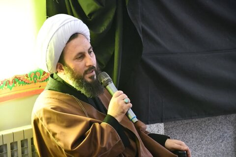 تصاویر/ حضور امام جمعه خوی در جمع دانش آموزان دبیرستان شاهد امام حسین(ع)