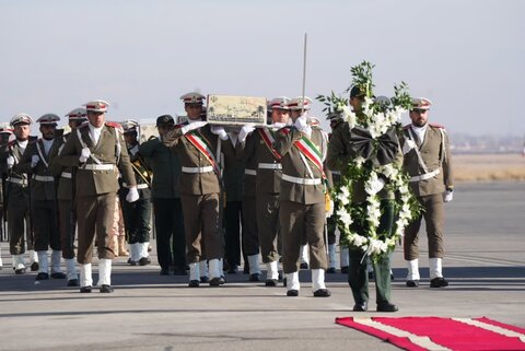 تصاویر/ آیین  استقبال از ۵ شهید گمنام دوران هشت سال دفاع مقدس در  فرودگاه بین المللی شهید باکری ارومیه