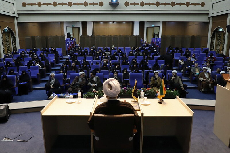 हौज़ा इल्मिया ख़ाहारान की प्रतिभाशाली महिला छात्रों को आयतुल्लाह आराफ़ी का संबोधन