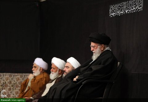 Photos/ La première nuit de la cérémonie de deuil de Hazrat Fatima Zahra, que la paix soit sur lui, à Husseiniyya de l'Imam Khomeini (RA) en présence du leader de la révolution.