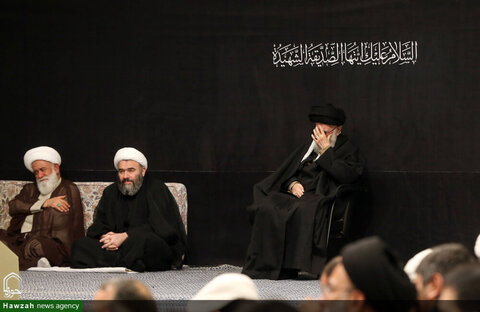 Photos/ La première nuit de la cérémonie de deuil de Hazrat Fatima Zahra, que la paix soit sur lui, à Husseiniyya de l'Imam Khomeini (RA) en présence du leader de la révolution.