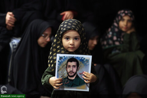 Photos/ La première nuit de la cérémonie de deuil de Hazrat Fatima Zahra, que la paix soit sur lui, à Husseiniyya de l'Imam Khomeini (RA) en présence du leader de la révolution.