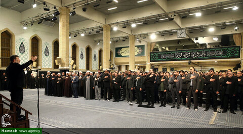 Photos/ La première nuit de la cérémonie de deuil de Hazrat Fatima Zahra, que la paix soit sur lui, à Husseiniyya de l'Imam Khomeini (RA) en présence du leader de la révolution.