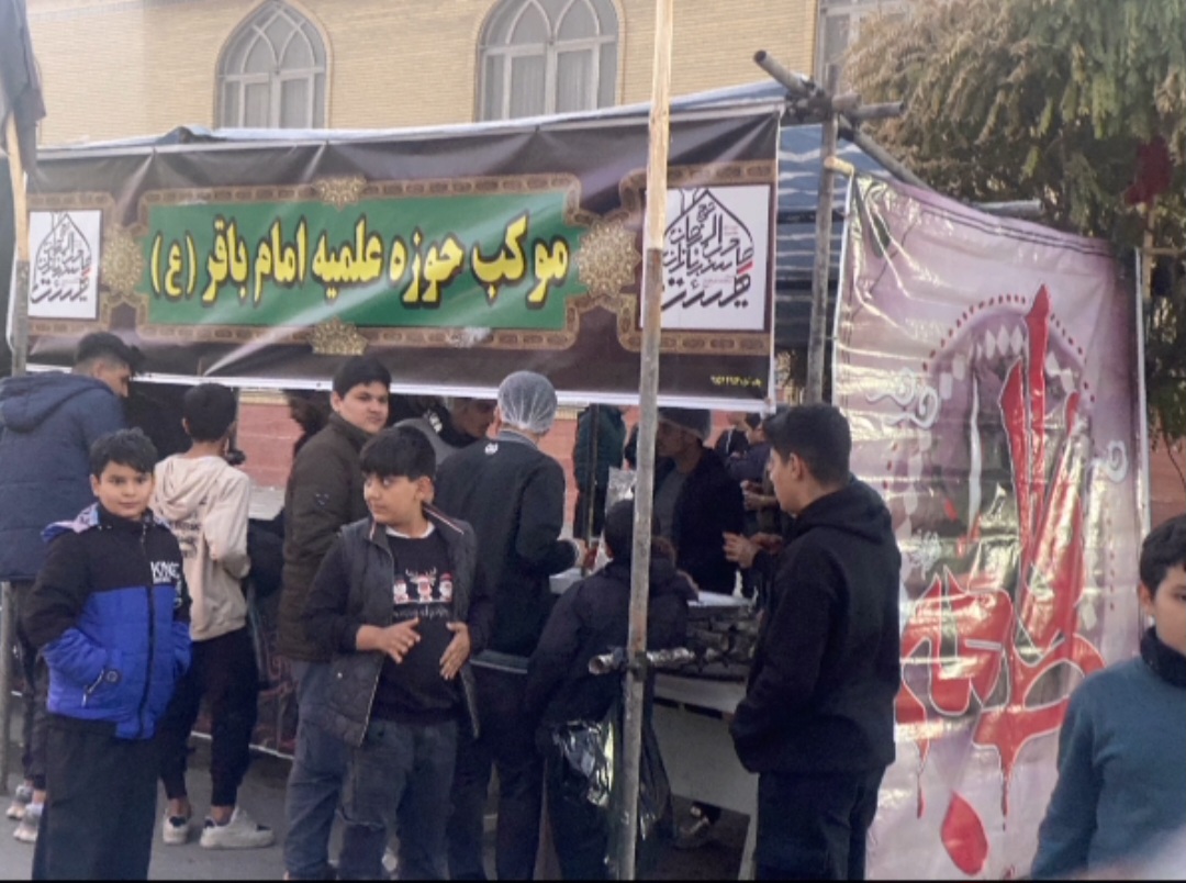 فیلم | برپایی ایستگاه صلواتی دهه دوم فاطمیه درب مدرسه علمیه امام محمد باقر(ع) کامیاران