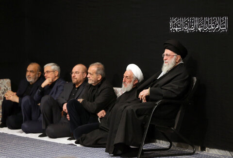 photos/La cérémonie de deuil pour le martyre de Hazrat Zahra, que Dieu le bénisse et lui accorde la paix, à Husseiniyya (RA) de l'Imam Khomeini en présence du chef de la révolution.