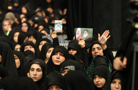 photos/La cérémonie de deuil pour le martyre de Hazrat Zahra, que Dieu le bénisse et lui accorde la paix, à Husseiniyya (RA) de l'Imam Khomeini en présence du chef de la révolution.