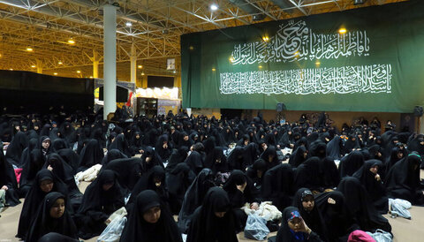 photos/La cérémonie de deuil pour le martyre de Hazrat Zahra, que Dieu le bénisse et lui accorde la paix, à Husseiniyya (RA) de l'Imam Khomeini en présence du chef de la révolution.