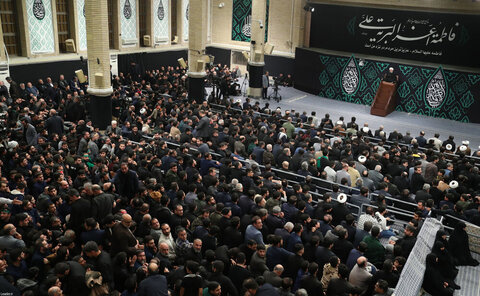 photos/La cérémonie de deuil pour le martyre de Hazrat Zahra, que Dieu le bénisse et lui accorde la paix, à Husseiniyya (RA) de l'Imam Khomeini en présence du chef de la révolution.