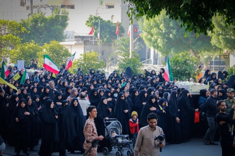 تصاویر/ بدرقه باشکوه فرزندان خمینی در بوشهر