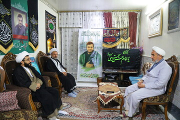 نماینده آیت‌الله اعرافی با خانواده‌ طلبه‌ شهید حسن مختارزاده دیدار کرد + عکس