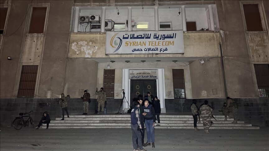 चरमपंथी संगठन द्वारा कब्जे के बाद सीरियाई टेलीविजन पर पहली प्रतिक्रिया चरमपंथी संगठन द्वारा कब्जे के बाद सीरियाई टेलीविजन पर पहली प्रतिक्रिया