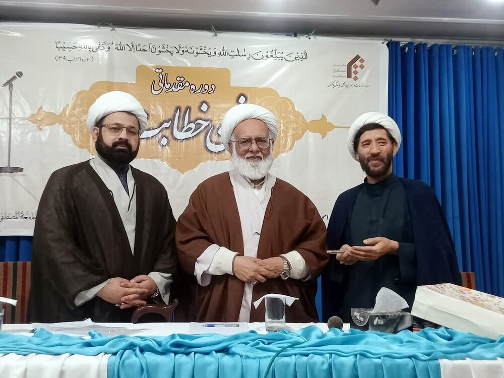 मदरसा ज़ैनबिया लाहौर के छात्रों के लिए खिताबत का पाठ्यक्रम समापन; समापन समारोह का संचालन