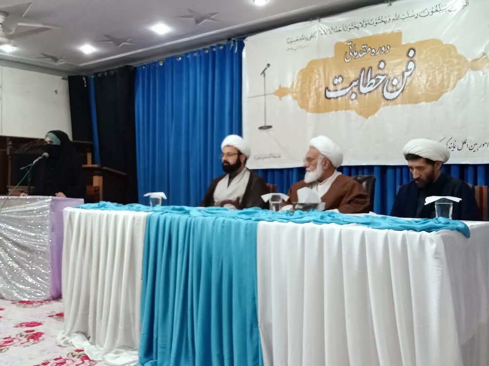 मदरसा ज़ैनबिया लाहौर के छात्रों के लिए खिताबत का पाठ्यक्रम समापन; समापन समारोह का संचालन