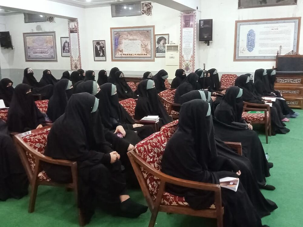 मदरसा ज़ैनबिया लाहौर के छात्रों के लिए खिताबत का पाठ्यक्रम समापन; समापन समारोह का संचालन