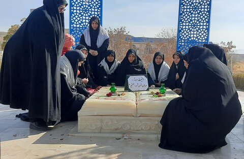 تصاویر/گلباران مزار شهدای گمنام واقع در محوطه دانشگاه آزاد اسلامی محلات