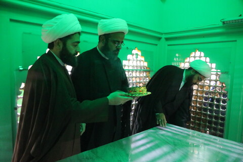 تصاویر/مراسم غبارروبی ضریح مطهرامامزاده سلطان محمدشریف(ع) توسط طلاب واساتید مدرسه علمیه امام صادق  (ع)