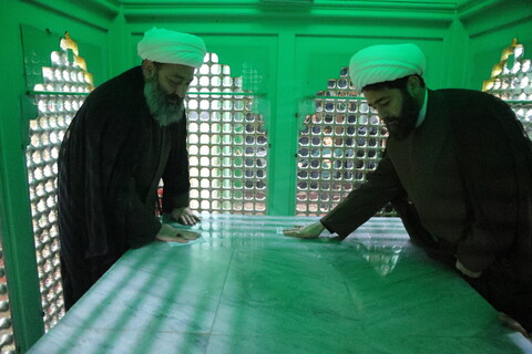 تصاویر/مراسم غبارروبی ضریح مطهرامامزاده سلطان محمدشریف(ع) توسط طلاب واساتید مدرسه علمیه امام صادق  (ع)