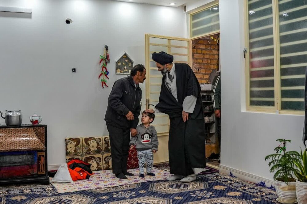 تفقد نماینده ولی فقیه در کاشان از خانواده های معظم شهدای مدافع حرم+ عکس