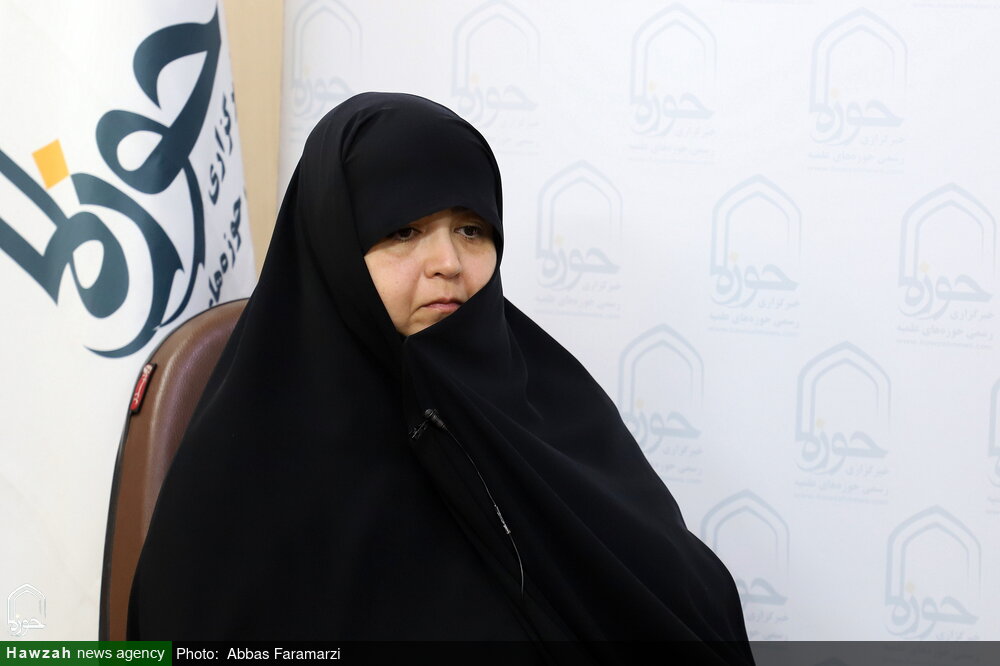 एक मोहज़्जब और अखलाक़ी तरबीयत याफ़ता महिला इमाम खुमैनी (र) और कासिम सुलेमानी जैसी हस्तियों की तरबीयत करती ह