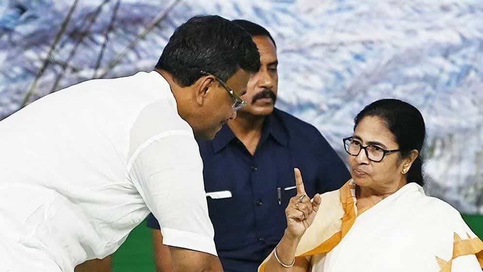 মেয়র ফিরহাদের সংখ্যাগুরু-সংখ্যালঘু মন্তব্যে ক্ষুব্ধ মমতা মেয়র ফিরহাদ হাকিমের সঙ্গে কথা বলছেন মমতা ব্যানার্জী