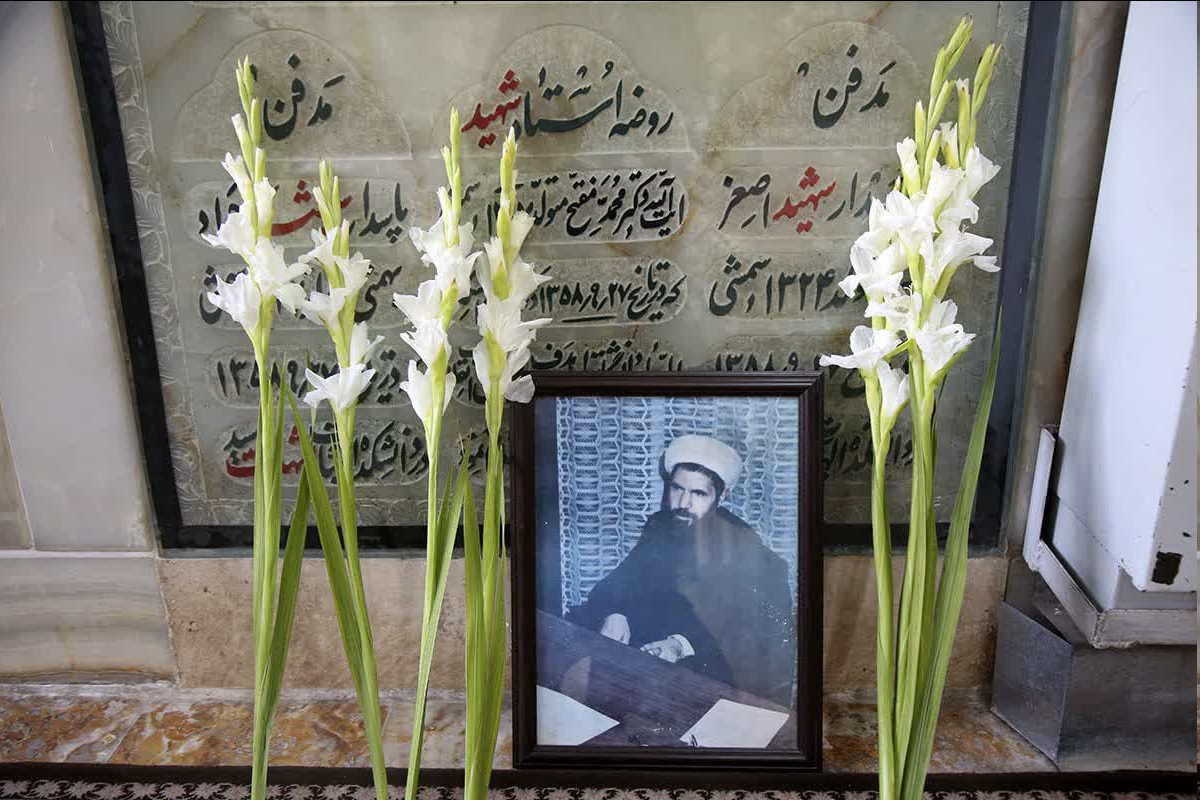 غبارروبی مزار شهید آیتالله مفتح توسط خادمان حرم حضرت معصومه(س) + تصاویر