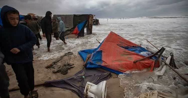 গাজায় শীতের মধ্যে আশ্রয়হীন প্রায় ১০ লাখ ফিলিস্তিনি