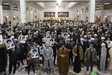 قیام قمی‌ها در حمایت از بیانات ولی امر / ایستاده‌ایم و پا پس نمی کشیم + فیلم و عکس