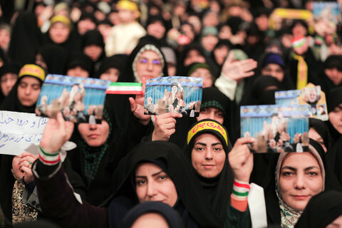 photos/Rencontre d'un certain nombre de mères et de femmes iraniennes avec le Guide suprême