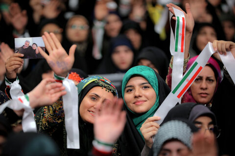 photos/Rencontre d'un certain nombre de mères et de femmes iraniennes avec le Guide suprême