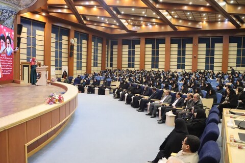 تصاویر / نشست استاندار همدان با بیش‌از ۵۰۰ نفر از بانوان استان