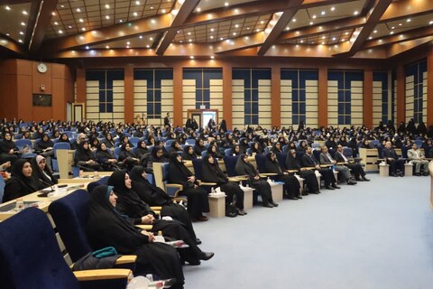 تصاویر / نشست استاندار همدان با بیش‌از ۵۰۰ نفر از بانوان استان