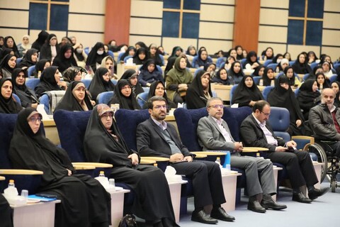 تصاویر / نشست استاندار همدان با بیش‌از ۵۰۰ نفر از بانوان استان