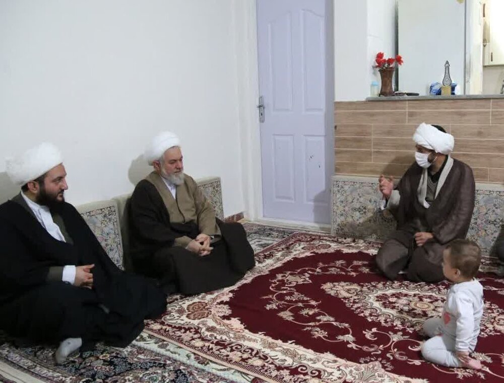 تجلیل امام جمعه اسدآباد از امام جماعت شهر آجین